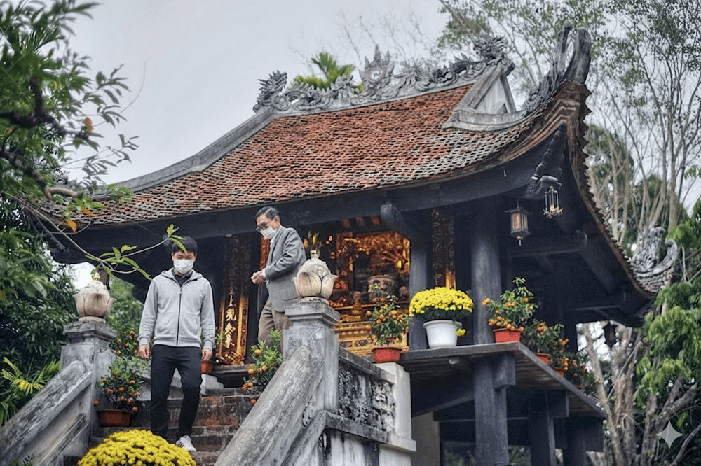 Nhiều du kh&aacute;ch đến ch&ugrave;a Một Cột để thắp hương, thể hiện l&ograve;ng th&agrave;nh k&iacute;nh v&agrave; cầu nguyện